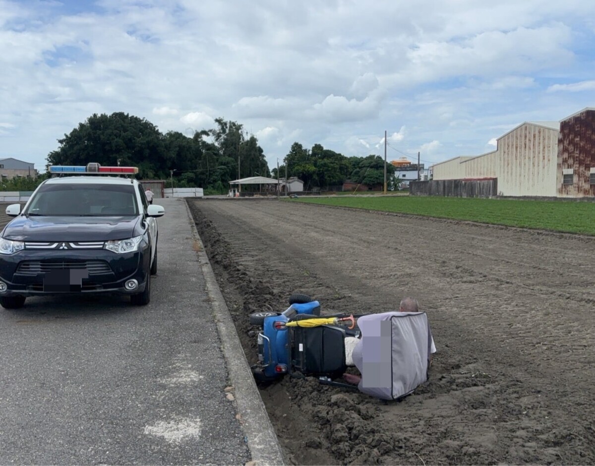 驚險！82歲老翁連人帶車跌落田中　泥濘困住警消合力救出