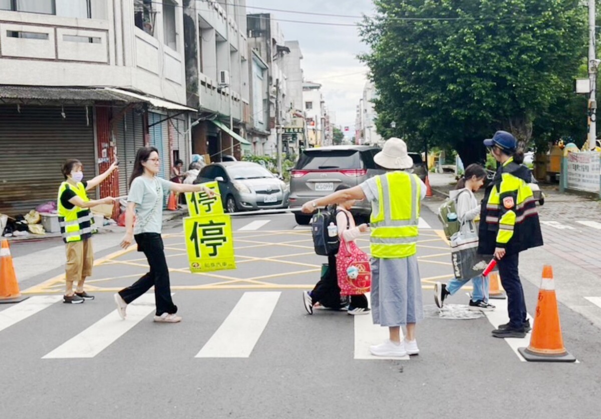 學童返校車流增！北港警守路口再加碼反毒識詐宣導