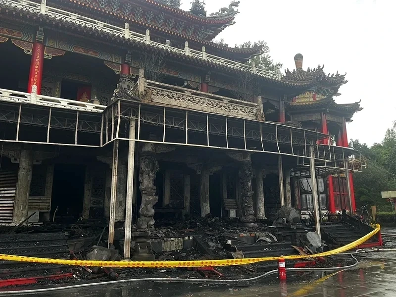 指南宮凌霄寶殿烈焰狂燒！消防員曝火場「無力感」
