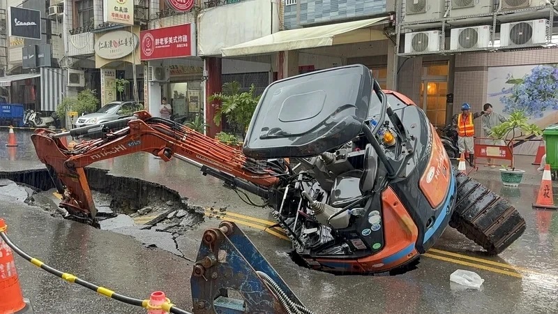大雨沖垮高雄馬路！廣西路驚現巨坑　怪手搶修竟翻車