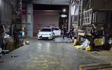 嘉義男疑毒駕失控！倒車撞車再衝2工廠遭羈押