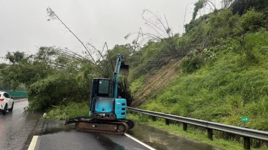 豪雨炸高雄！國10燕巢段土石崩落　東向全線緊急封閉