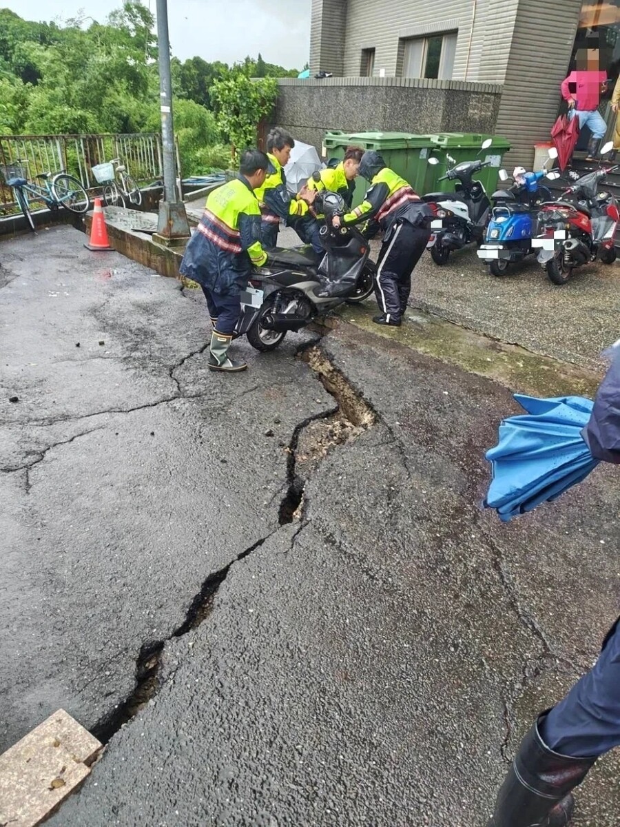 高雄下三天三夜大雨！楠梓道路遭沖空「裂成一片」