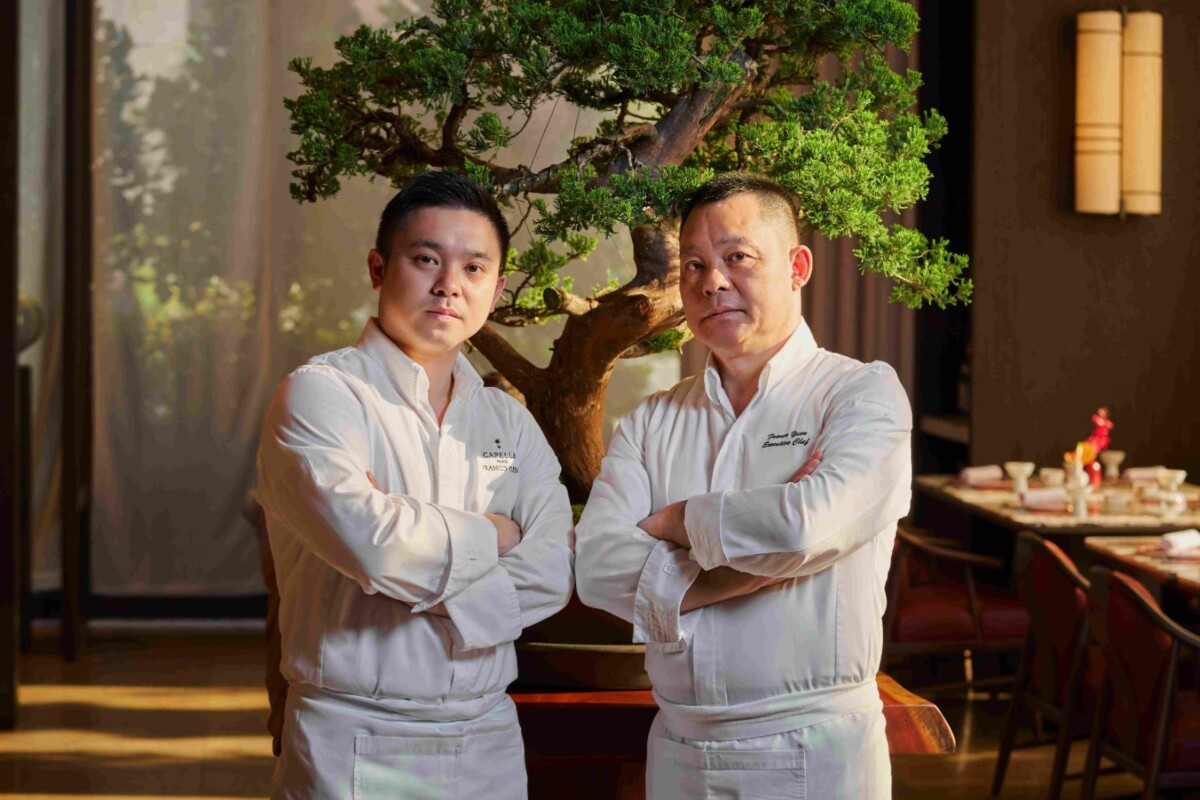 圖說1：臺北嘉佩樂酒店「榕居」行政主廚袁栢勳（左）與父親袁楚梓師傅（右），於8月1日至15日推出父親節限定粵菜饗宴。