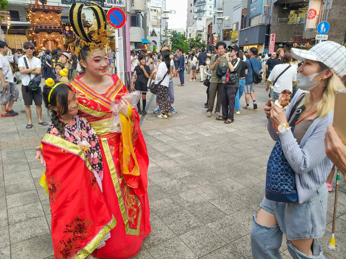 ▲現場民眾與中華藝校同學合影留念。（圖/中華藝校提供）