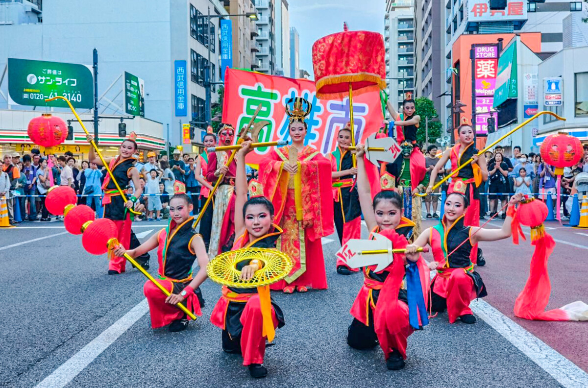 ▲表演團隊演出前預備動作，現場民眾爭相拍照留念。（圖/中華藝校提供）