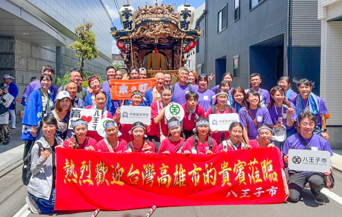 ▲高雄市李副市長、教育局長為藝校表演同學們加油打氣。（圖/中華藝校提供）