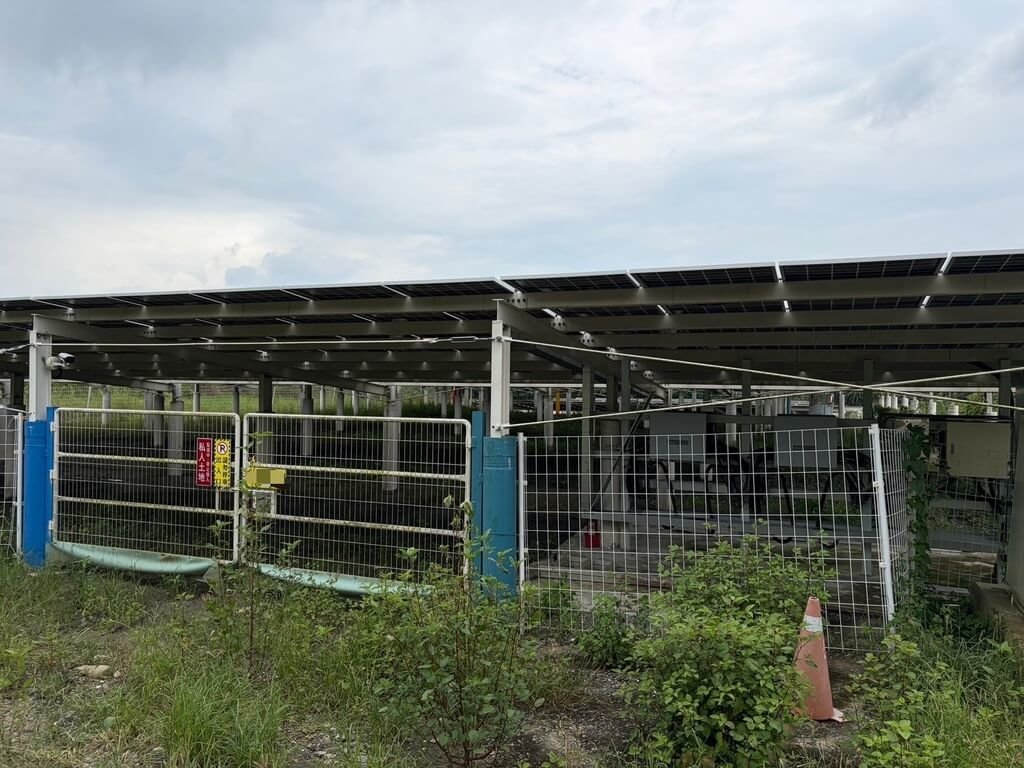 高雄光電場遭「剪線」洗劫！20組電線不翼而飛　警方已鎖定對象