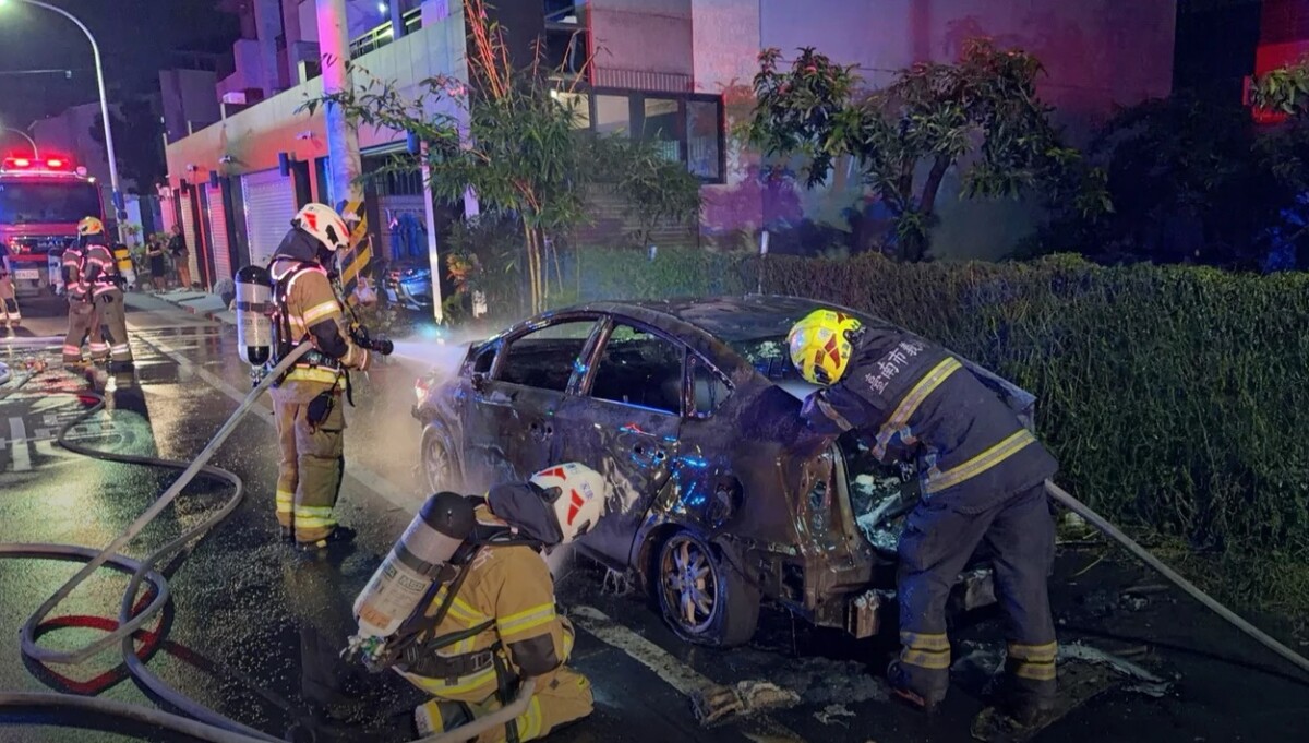停路邊也遭殃！台南10多年油電車凌晨突起火　後車廂疑藏「爆燃元凶」