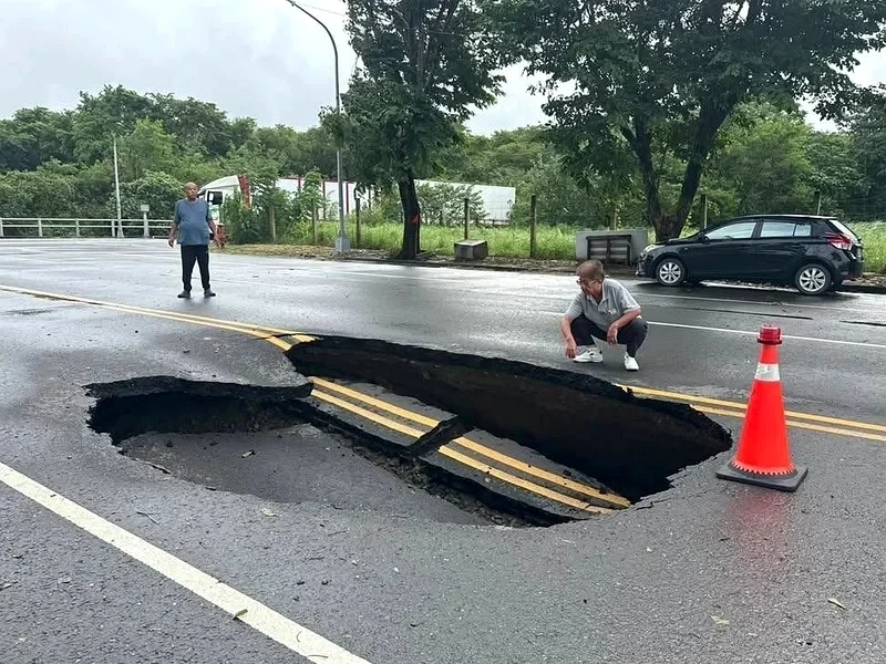 太驚險！高雄豪雨沖出「天坑」長10公尺　警方急封路
