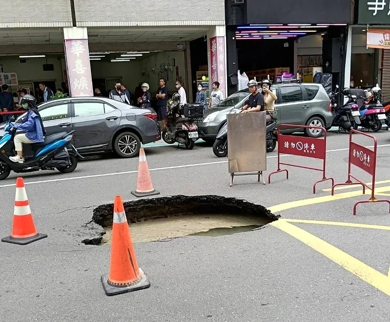 連下20多天雨高雄雨停天晴竟傳「天坑」！瑞隆路突塌大洞險吞車