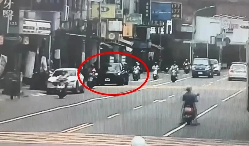 停車位惹禍！高雄男倒車遭外送員鑽縫怒罵　竟遭噴辣椒水