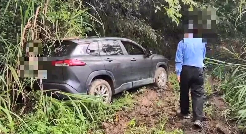 高雄男深山迷航卡泥濘！警車開不進「棄車走40分鐘」救出他