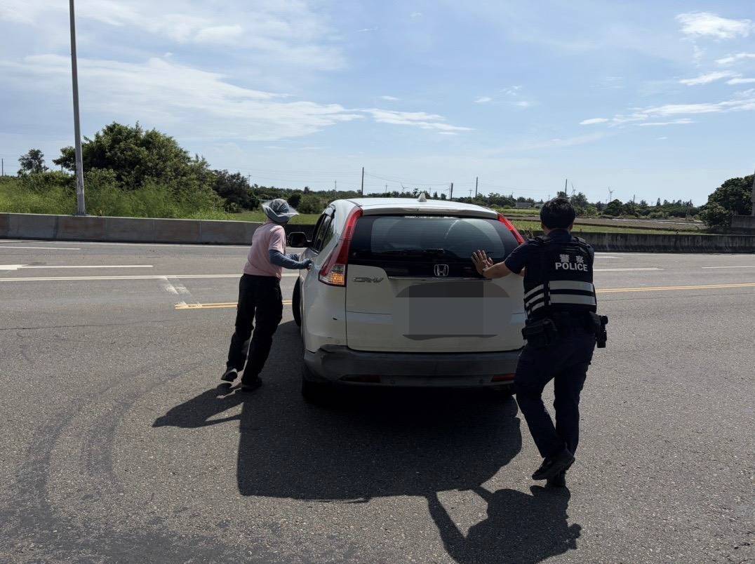 匝道口驚見車輛拋錨！雲林警民合力推車化解危機