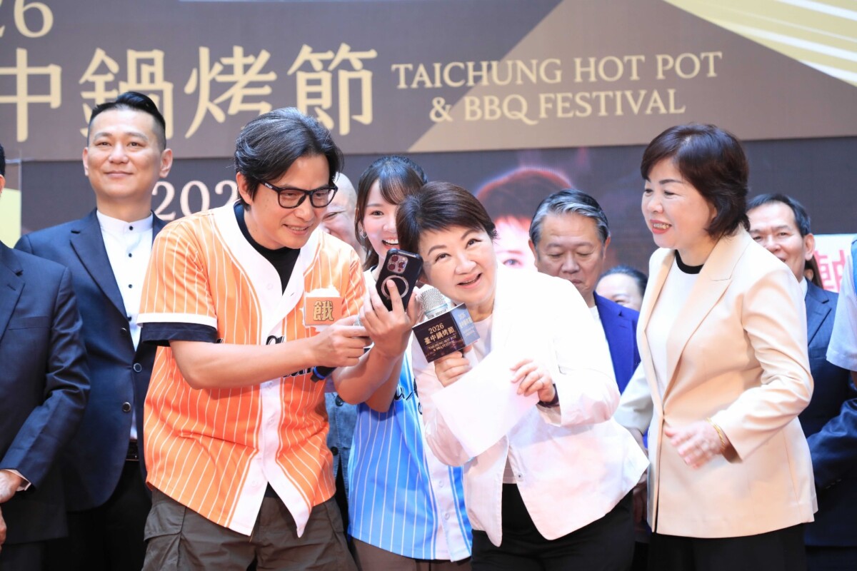 ▲台中鍋烤節壓軸頒獎!市長盧秀燕親自通知住在台南的汽車大獎幸運得主。(圖/記者顏淑娟翻攝)