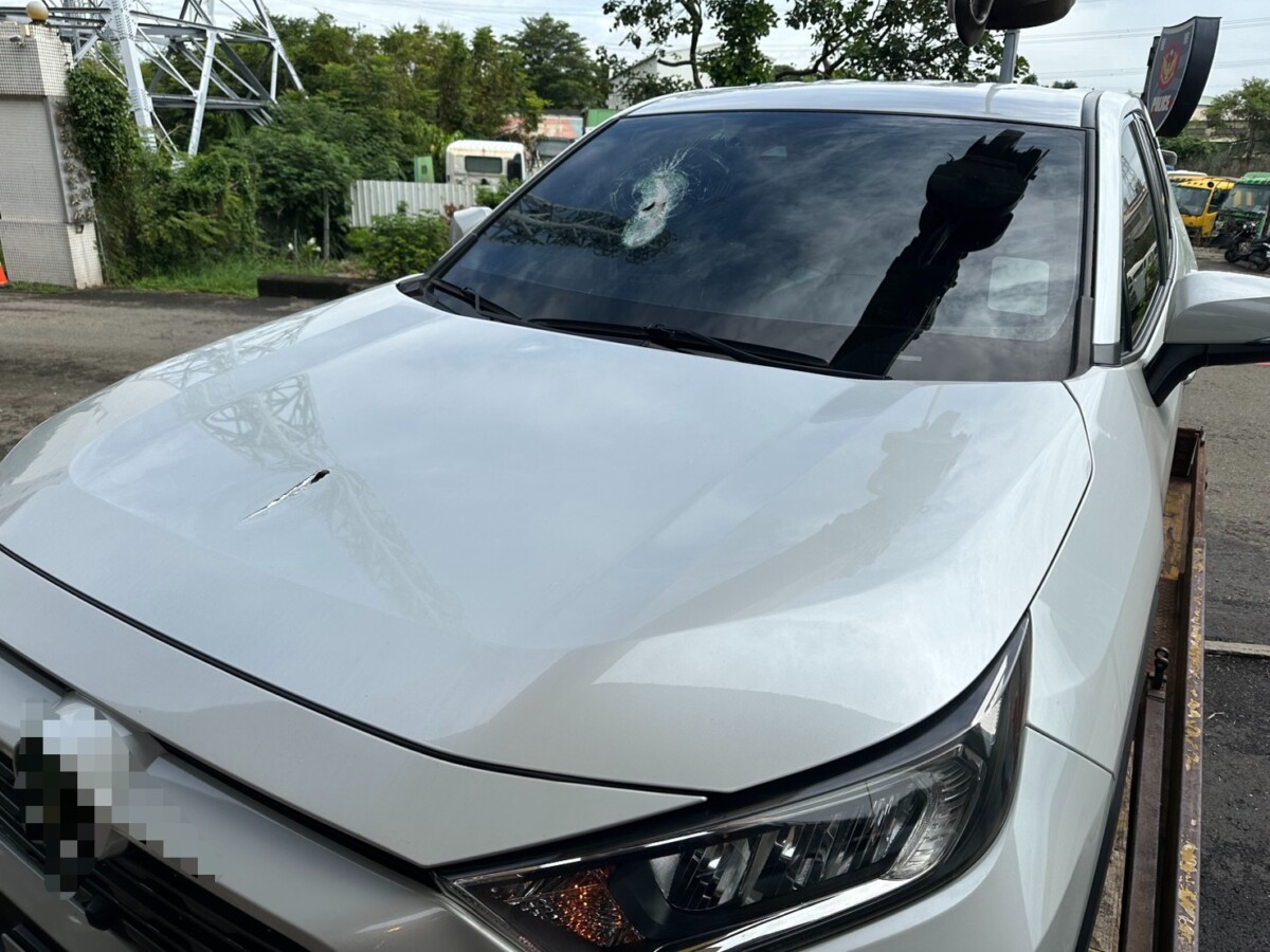 飛天扳手　大扳手飛越車道直砸轎車　差一點出人命
