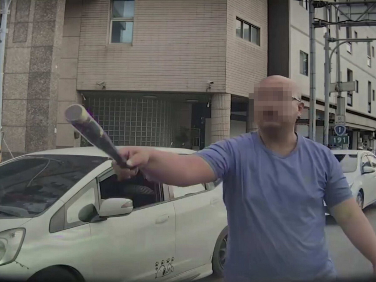 按喇叭竟惹怒他！按聲喇叭竟遭球棒男下車叫囂