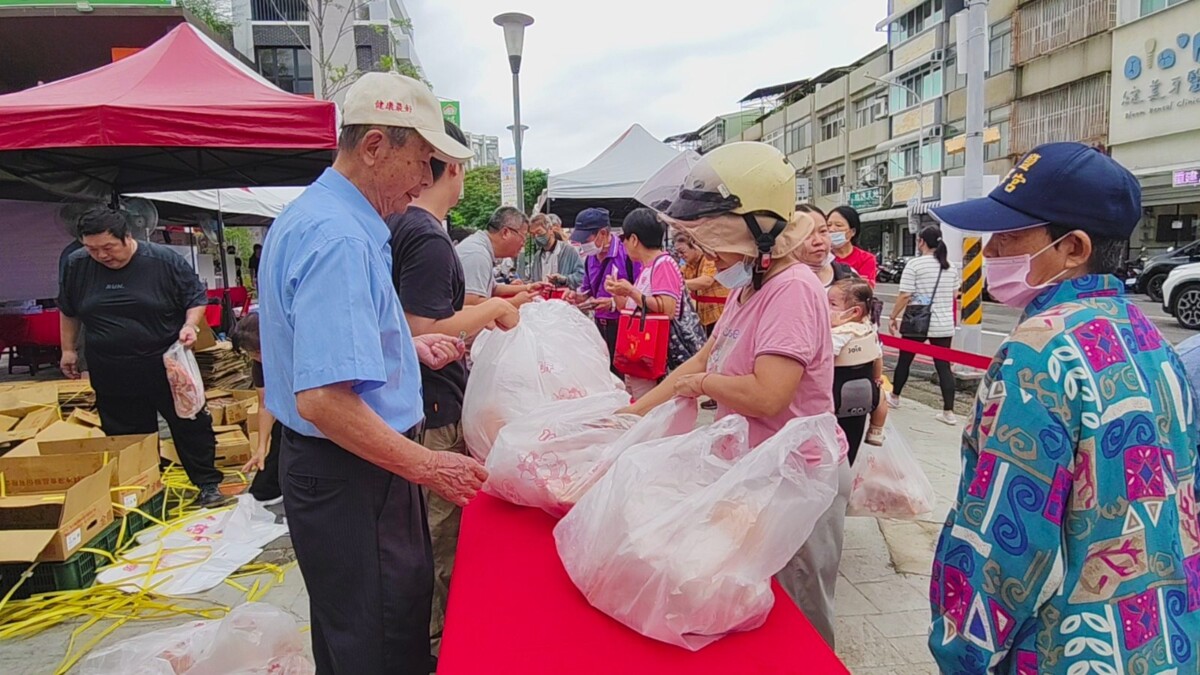 破盤價！土雞每隻350元　彰化禽品節民眾搶爆