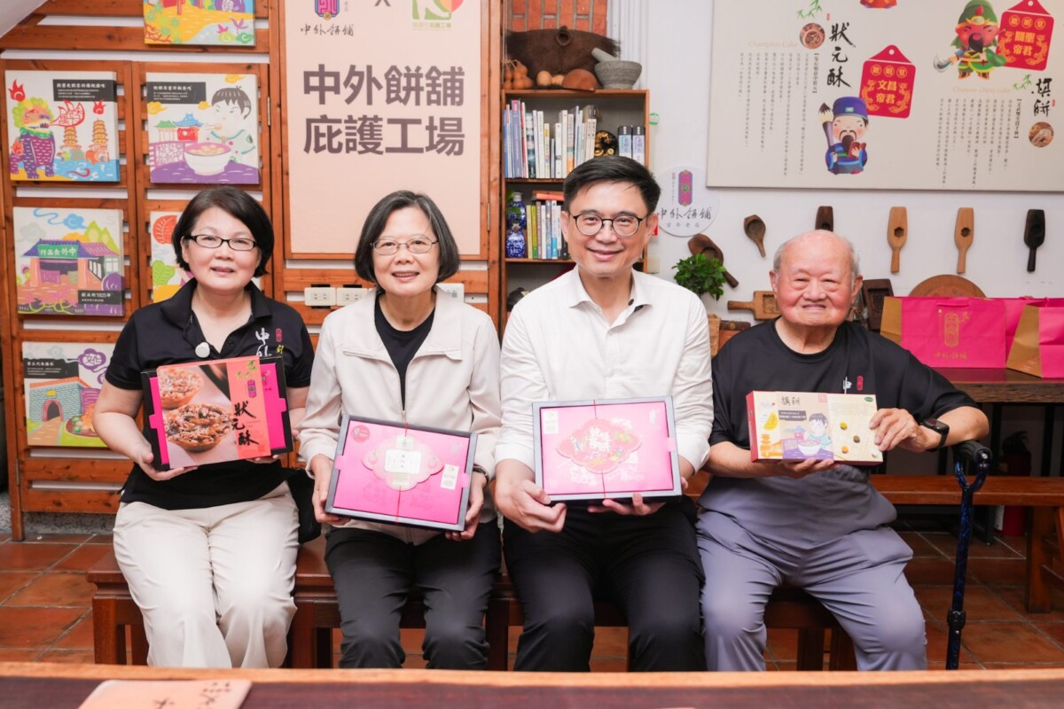 從百年餅舖到善意循環    蔡英文賴瑞隆體驗製餅力挺身障就業