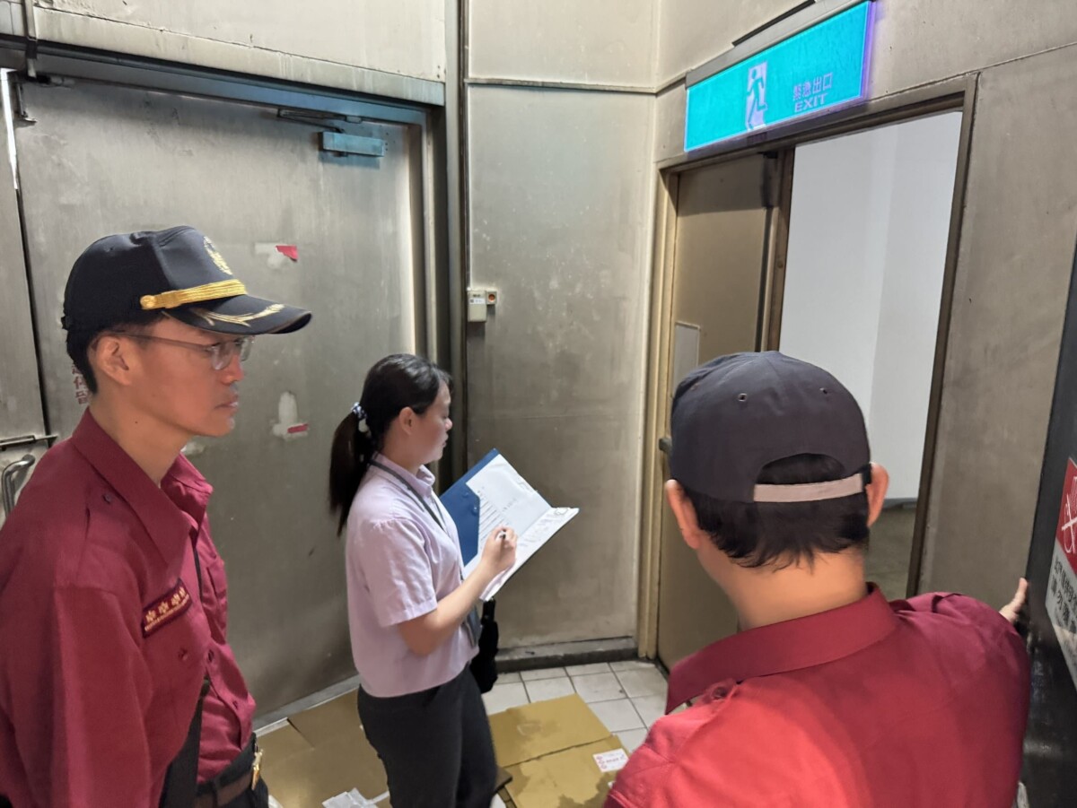 威秀影城逃生門遭疑「上鎖」！高雄工務局現場實測結果曝