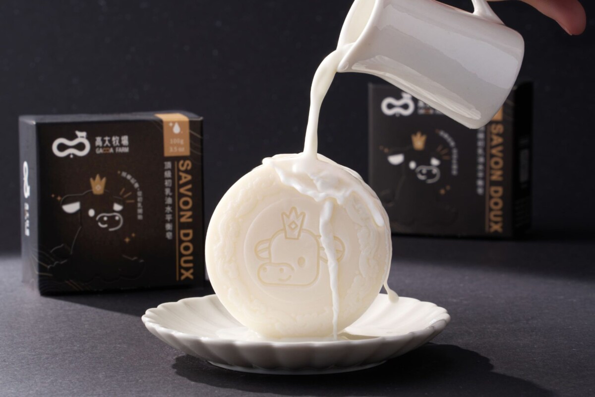圖三：高大牧場「頂級初乳油水平衡皂」將初乳乳脂元素融入洗沐產品，兼具清潔與滋潤概念，讓初乳元素延伸至日常洗沐體驗。圖／墾丁凱撒提供