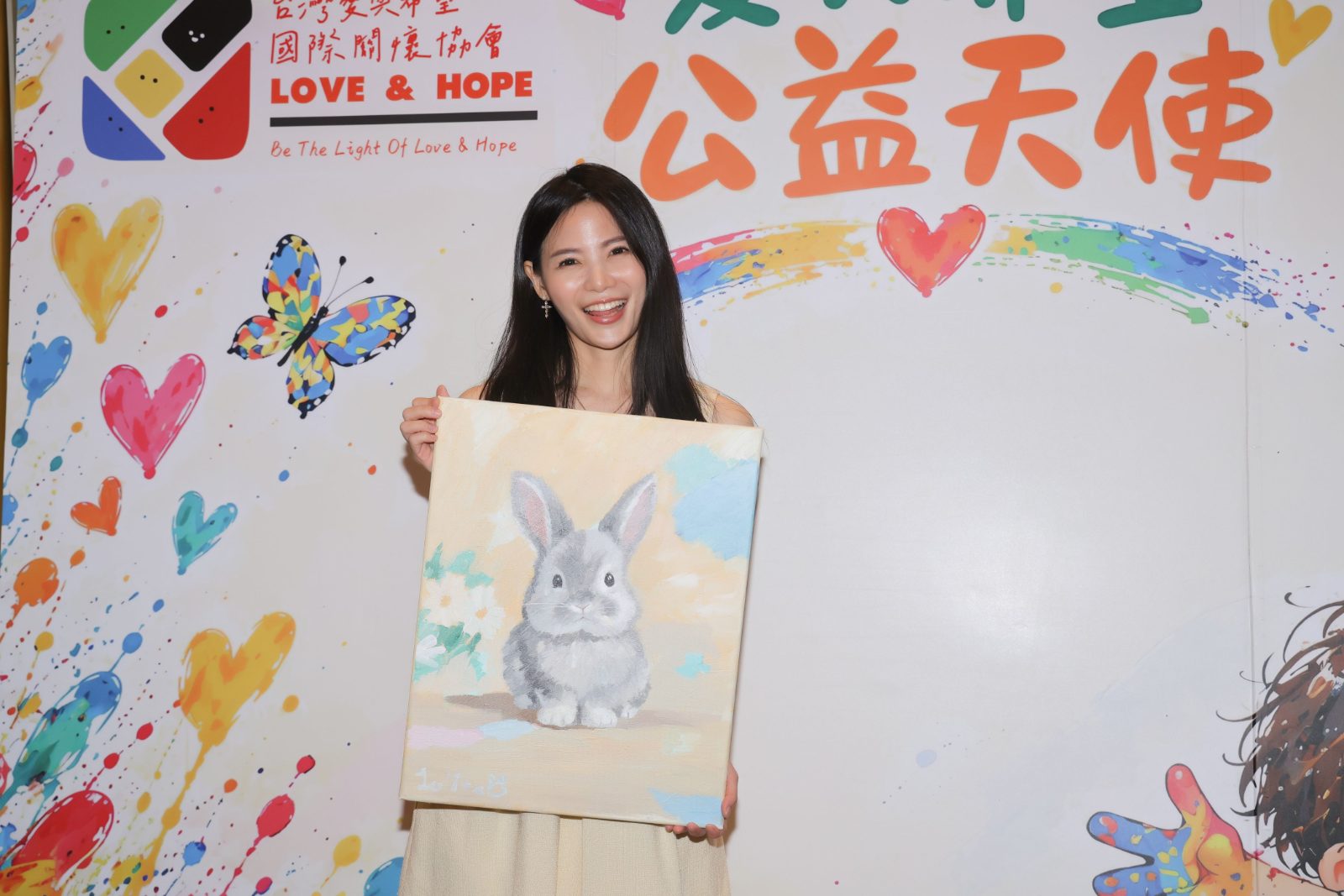 蘿莉塔為愛與希望協會幫助受虐兒獻出處女唱與義賣畫作