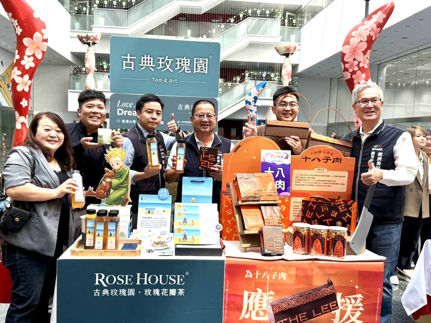 ▲現場展示特色商品，展現台中伴手禮、茶飲各具特色。(圖/記者顏淑娟攝)